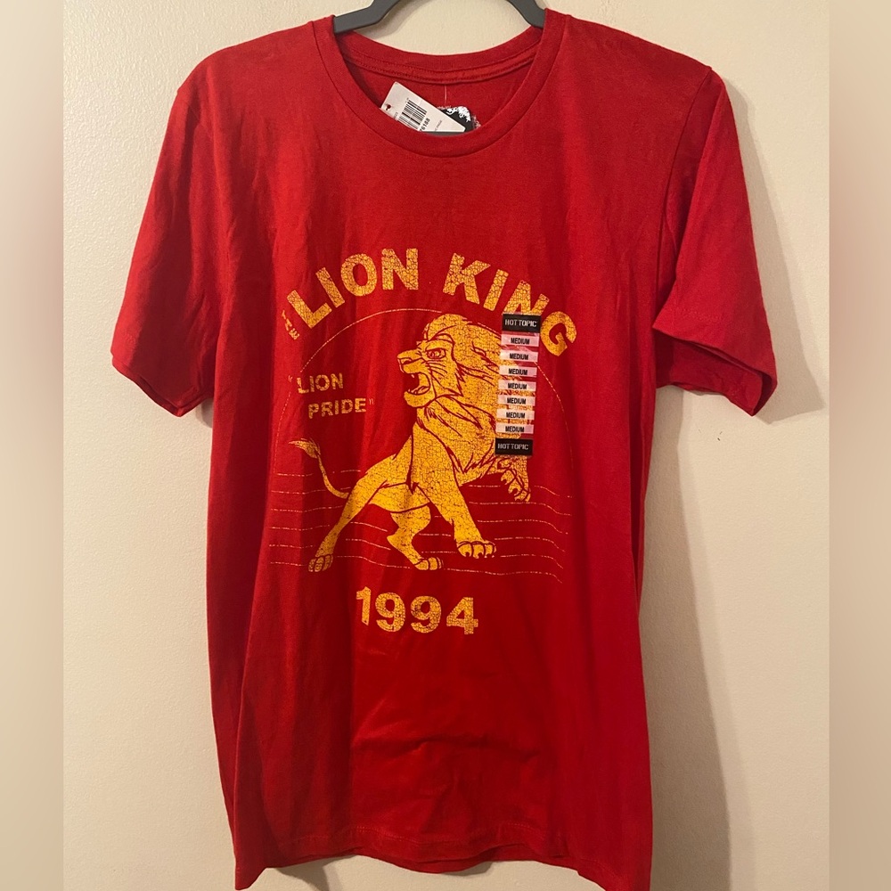 New NWT Disney Hot Topic 1994 The Lion King Red Crew Neck T-Shirt Size‎ Medium